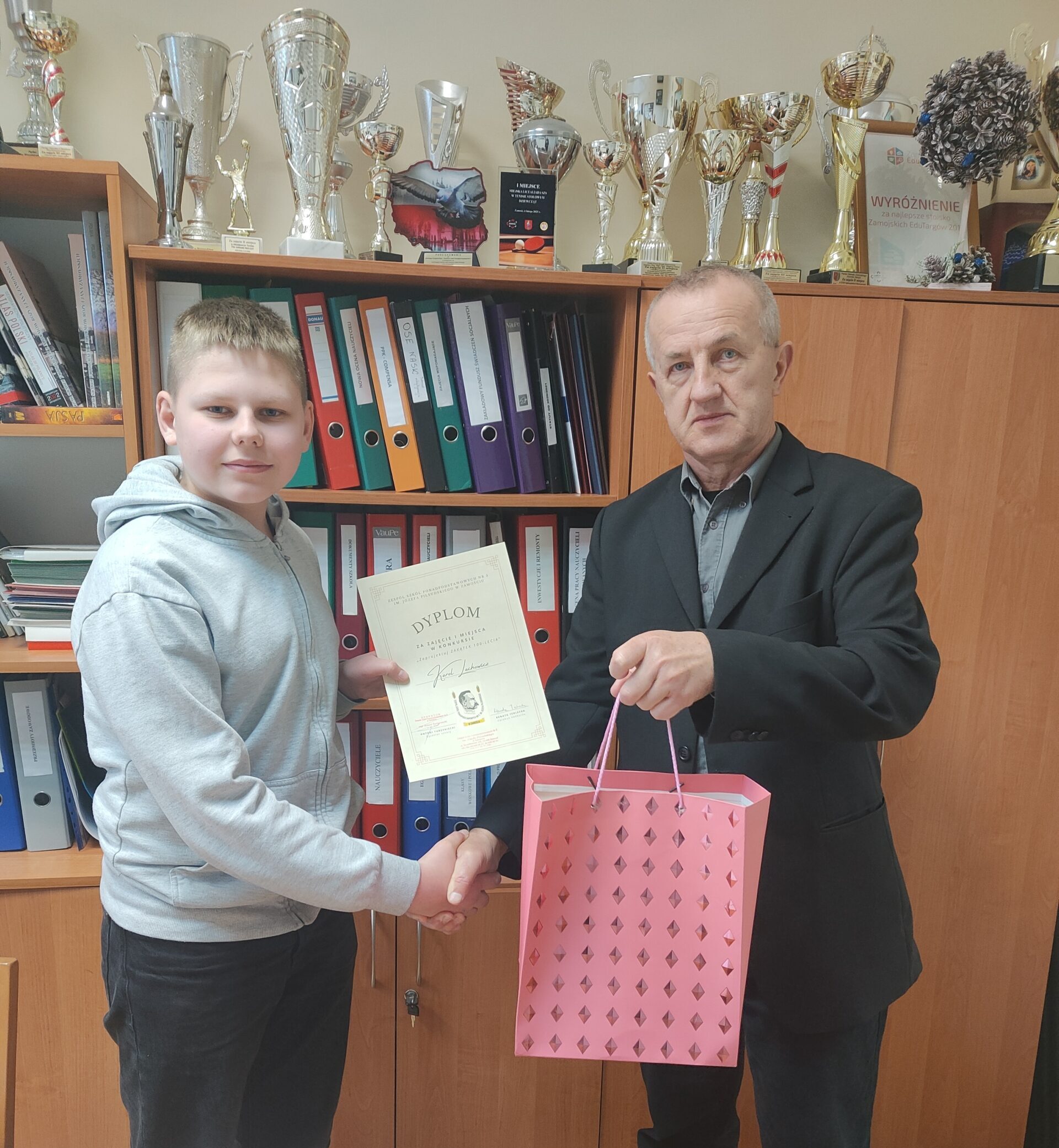 Zakątek z Ławeczką 100-lecia